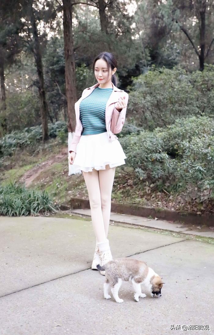 有种站姿叫潘春春的“仙女站”,一颦一笑简直就是美翻了