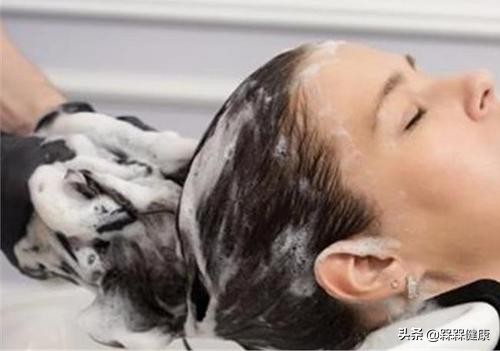 头发干枯毛躁没有造型,头发干枯没有垂感