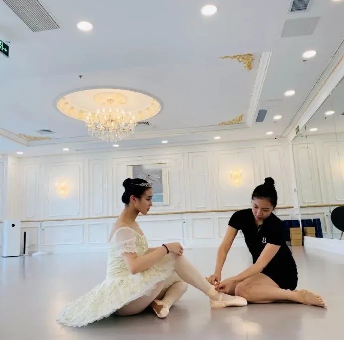 赌王女儿何超盈为什么那么胖了,赌王小公主何超欣近照曝光