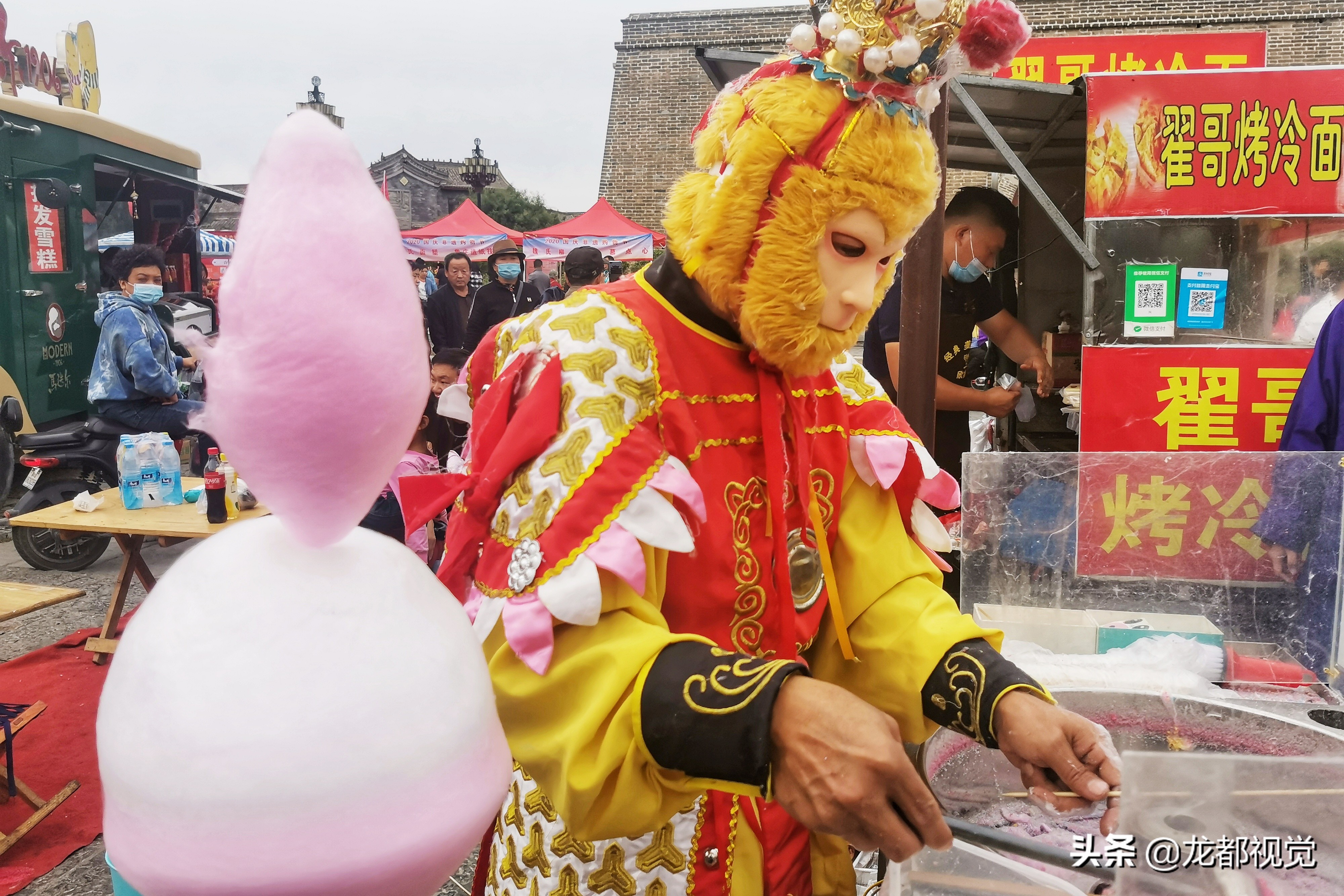 19岁摆摊小哥卖棉花糖,男子卖棉花糖