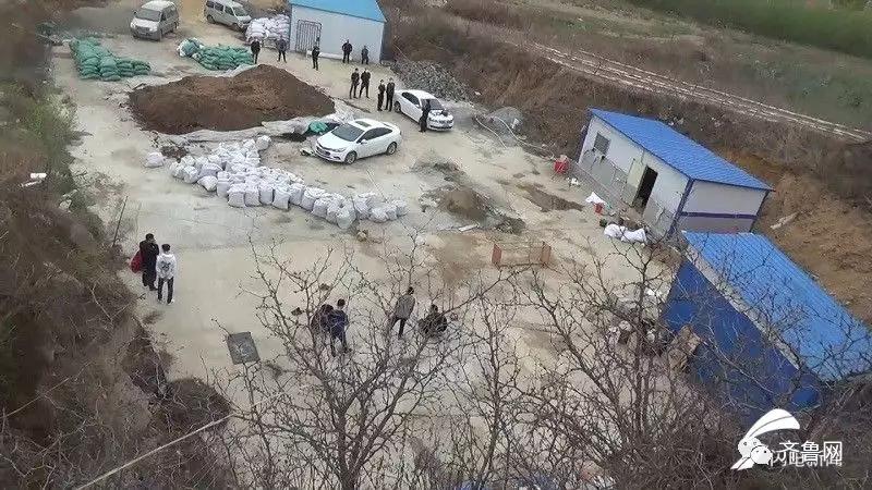 戴防毒面具的小伙,戴着防毒面具探索废弃的化学工厂