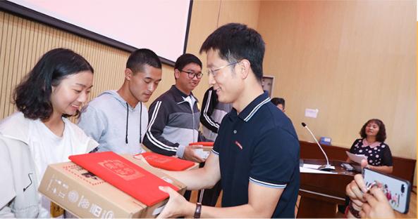 九机网为云大毕业生捐赠7000枚纪念章,科技助学项目即将开启