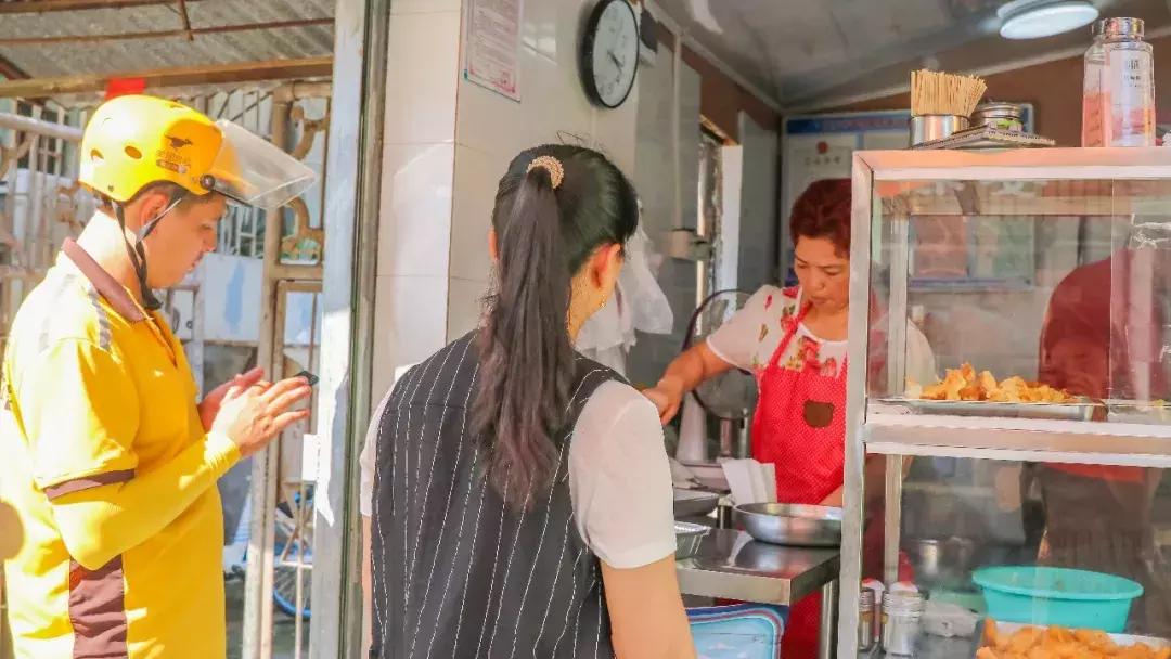 藏在厦门老社区的夫妻炸料摊，20元吃遍鲨鱼鸡腿醋肉菜丸