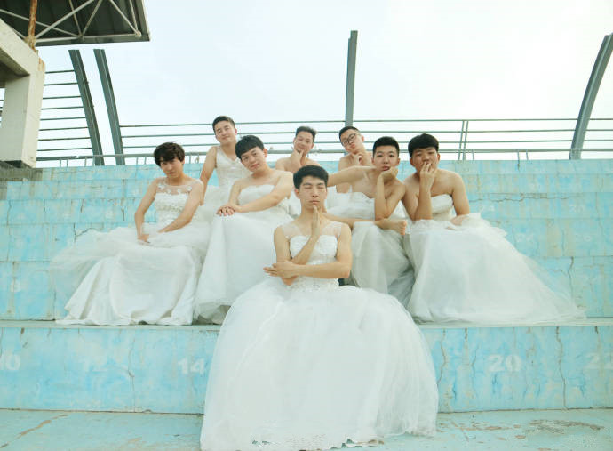 有种毕业照叫“人生赢家”，独苗男生成“新娘”，49个女生伴新郎