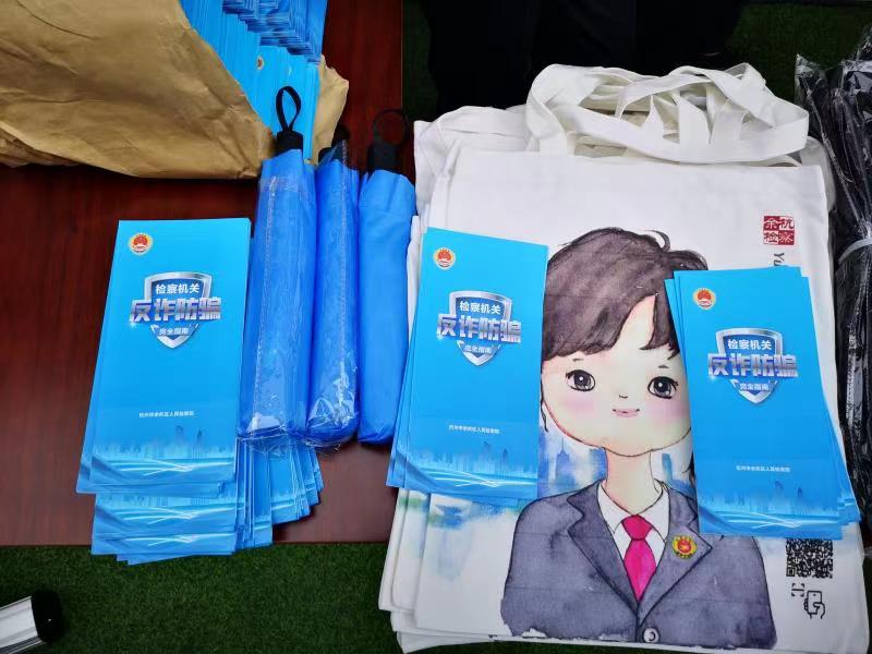 报警电话牵出两名卡贩子雇三辆大巴载130人异地办卡