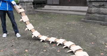 大隐隐于市!日本高玩用纸箱自制各种可变换形态道具,走红网络