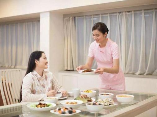 坐月子请保姆还是自己父母好,坐月子要妈妈照顾还是婆婆