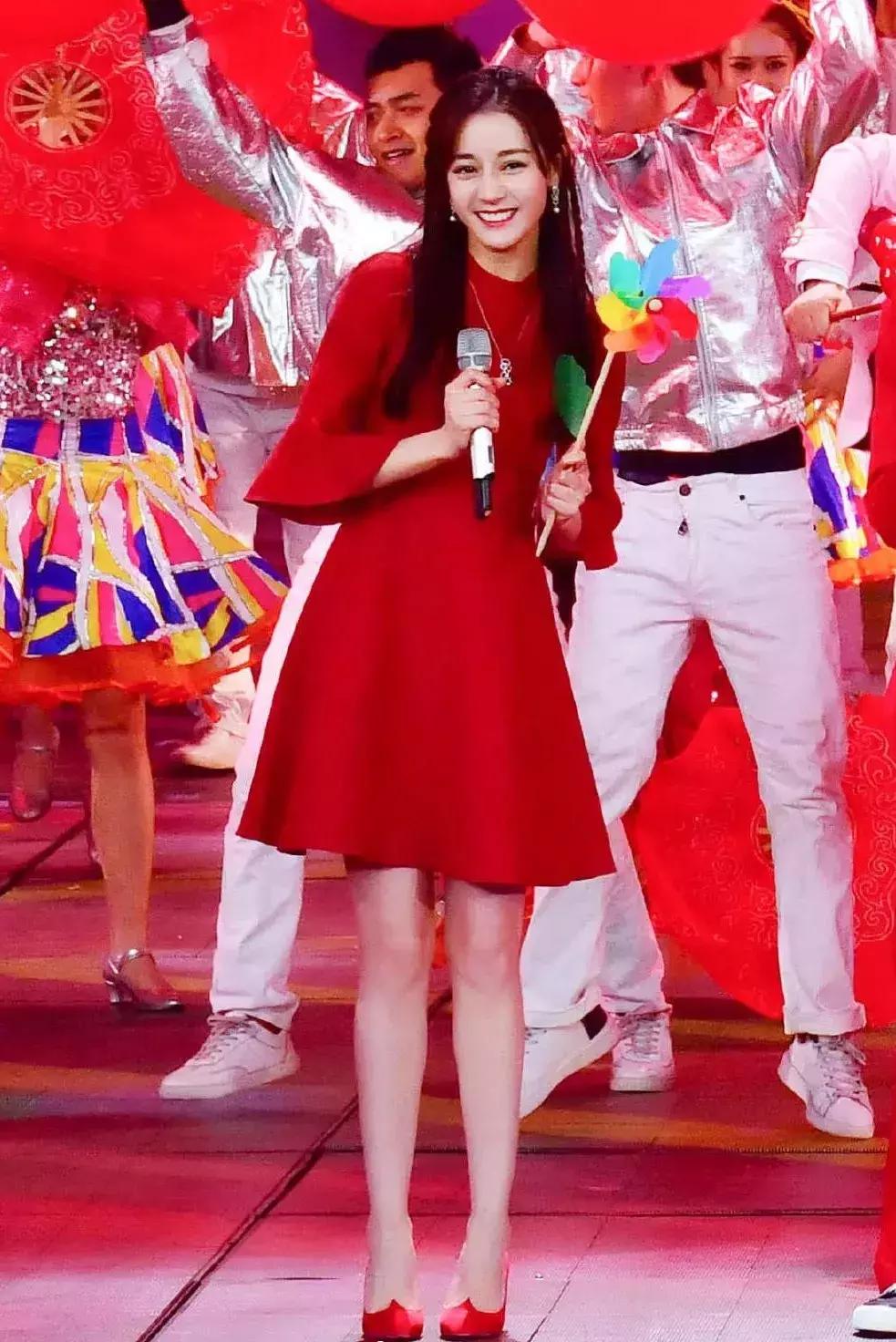 这篇春晚穿搭主要是来回(应)馈(付)社(老)会(板)的!