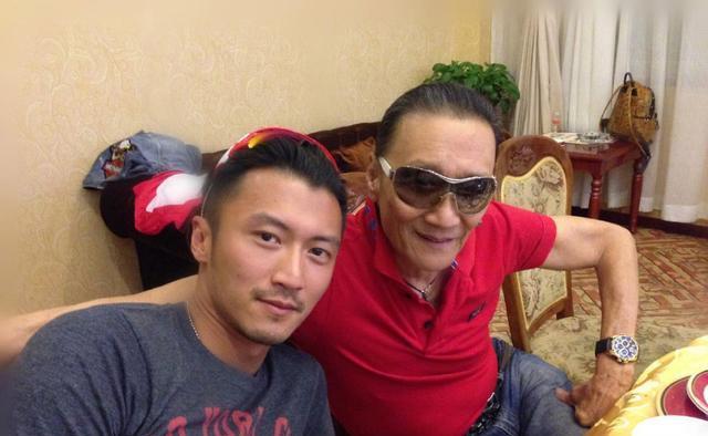 谢贤和谢霆锋年轻照,谢贤一直戴墨镜