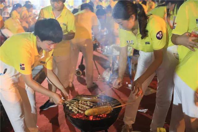 巨邦快乐集结号丨看见了，其中一艘游艇上，是我们的船长大舅哥