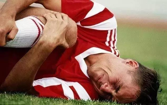 足球运动如何对膝盖进行保护,足球比赛中如何保护好膝盖