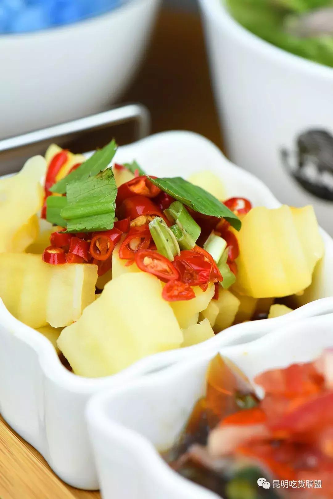 昆明2环边巷子里的小店，1杯咖啡+1份简餐，感觉我又去到了泰国