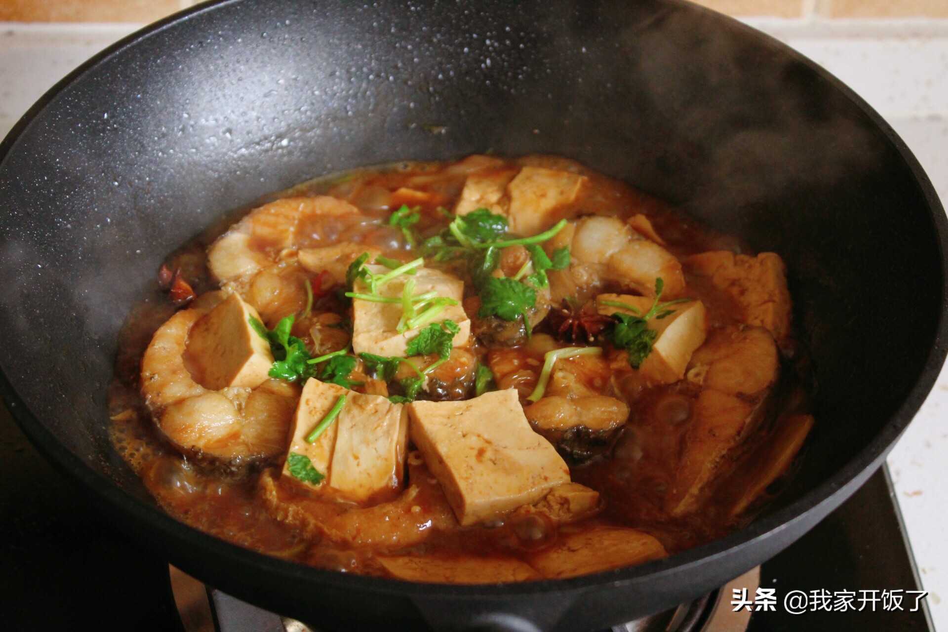 黄骨鱼炖豆腐汤汁浓郁味道鲜美,鱼炖豆腐怎么炖才能好喝