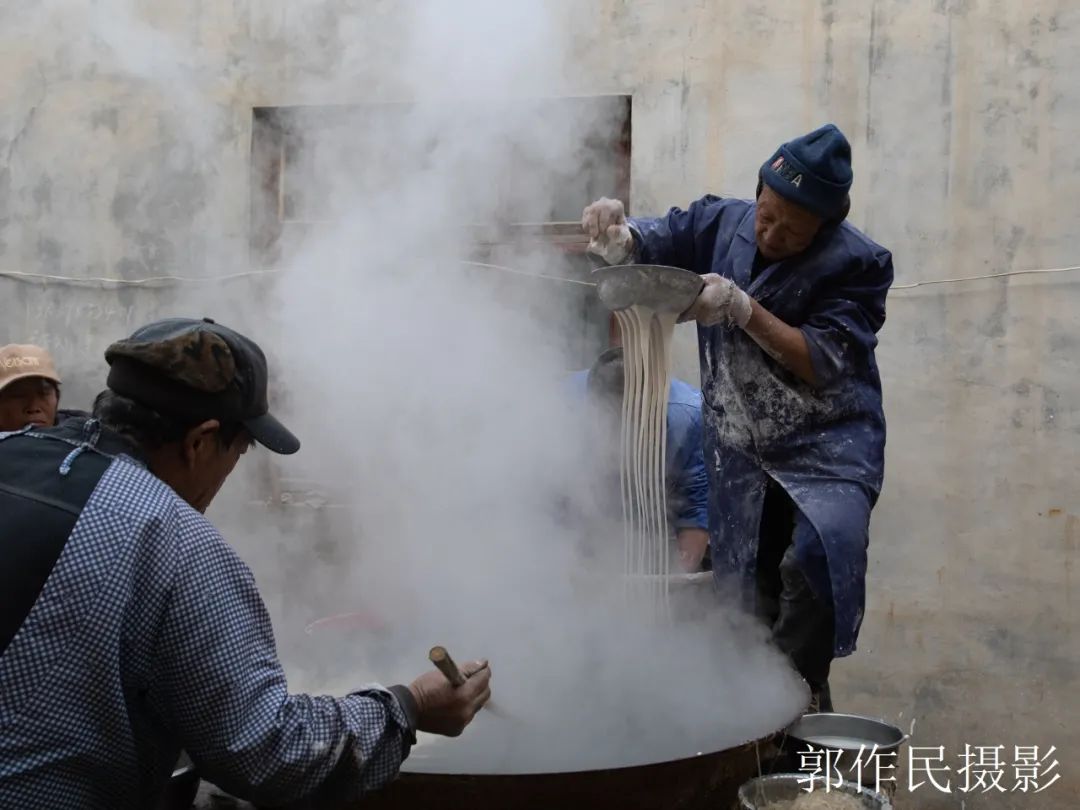 山东漏粉条的过程视频,漏瓢式粉条制作技术视频