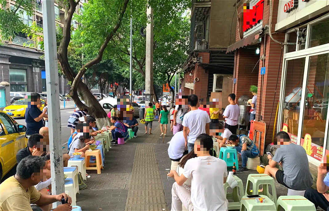 坐在板凳上吃面,来重庆必须要吃的板凳面