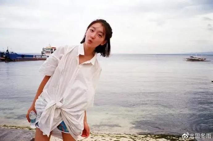 周雨彤的穿搭白衬衫,周雨彤刘雯钟楚曦