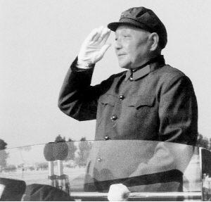 1981年*小平邓**检阅华北大演习，一人脱颖而出，邓公：此人重点培养