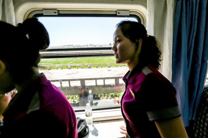 直击:停靠在北京站的朝鲜列车