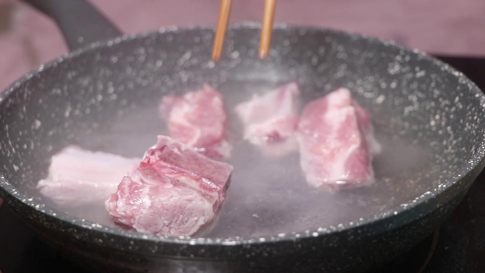 排骨焖饭加菜一锅出,排骨焖饭酱汁香辣口味