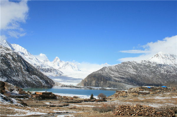 一个雪山脚下与世隔绝原始村落,这个被黑暗笼罩的村庄