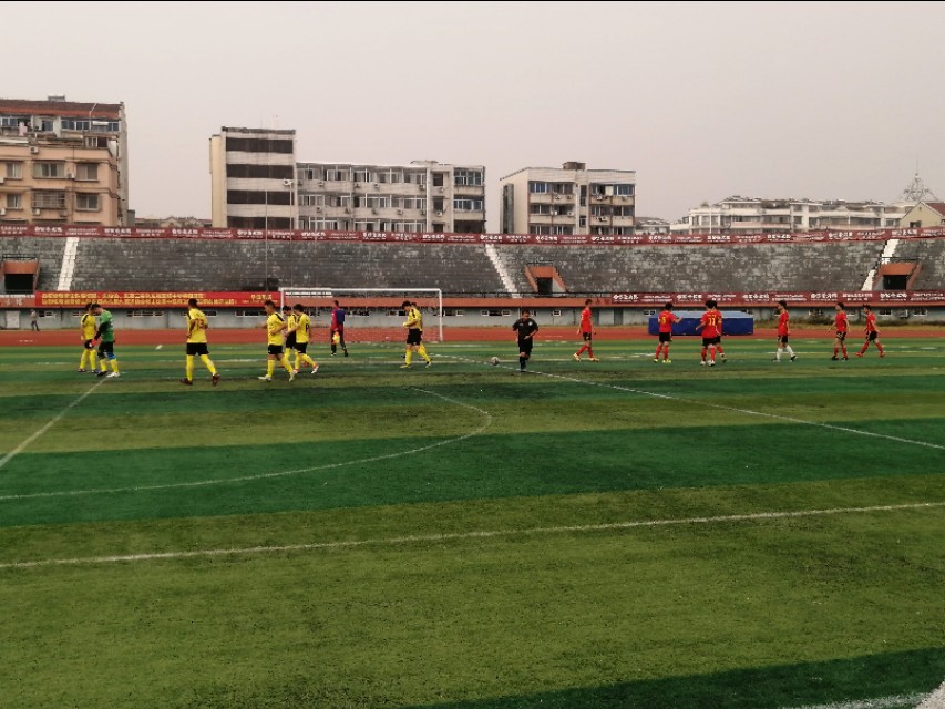 业余八人制足球比赛怎么不越位,业余足球8人场打法