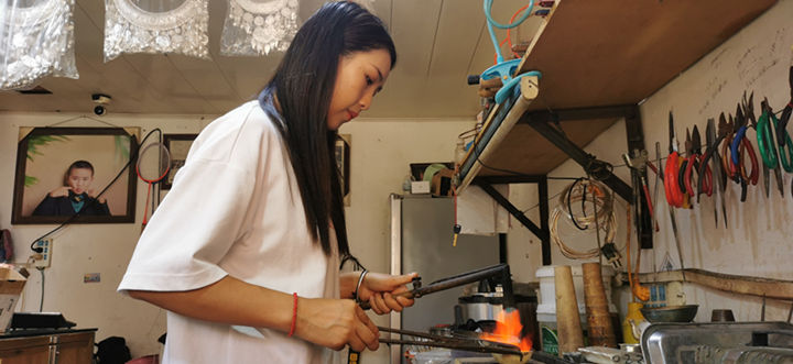 大学毕业后,她选择回乡做个手艺人!贵州这个银匠女孩“火”了