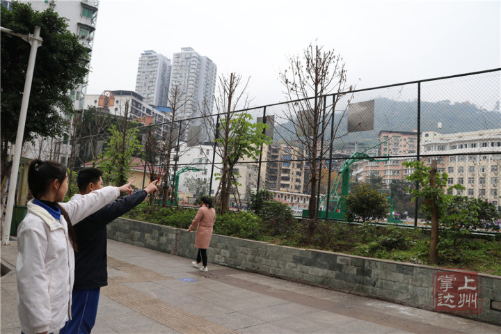 神操作！达一中球场飞出篮球砸断老人拐杖，却意外激活其记忆