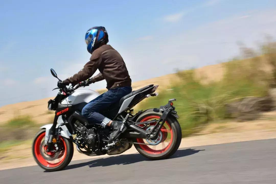 90马力老外雅马哈mt09测评,雅马哈扭力大师mt09新版