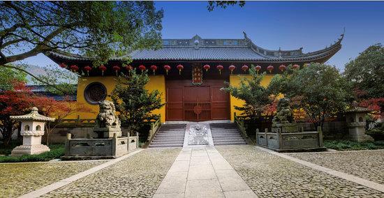 西湖畔有个古寺，井底藏千年神木，是济公施法术运来的