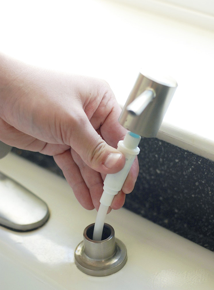 洗碗水槽有个小孔,洗碗水槽不用的孔怎么堵