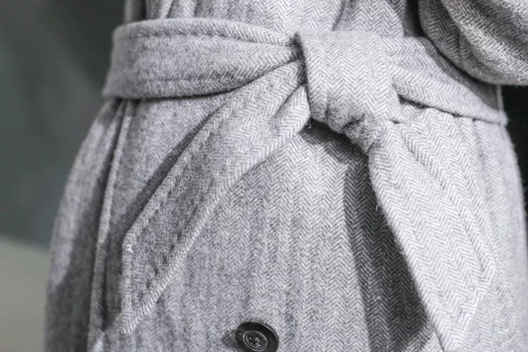 风衣后面的腰带怎么系,带扣风衣腰带后面系法