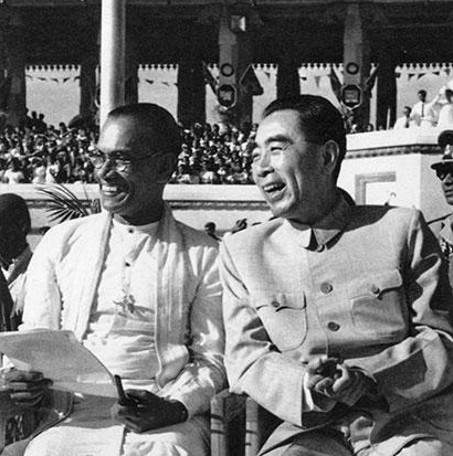 美国记者与周恩来握手，故意掏手帕不停擦手，周总理一招轻松反击