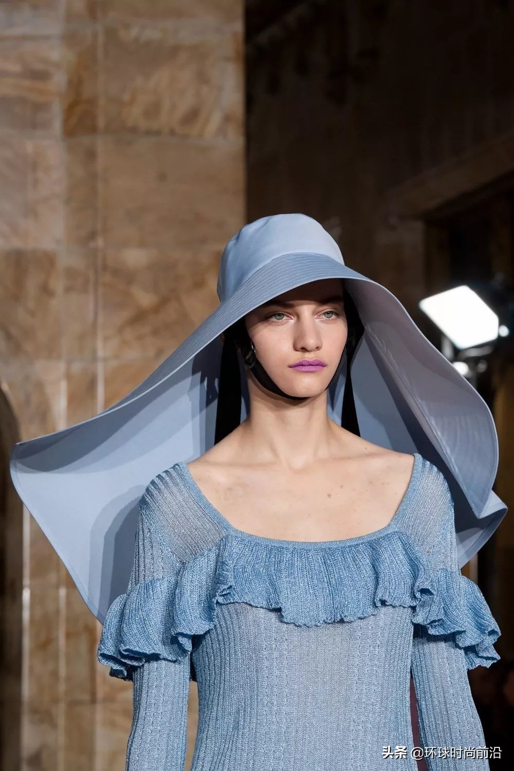 适合冬季脸大显脸小的帽子 (大圆脸适合什么帽子秋冬)