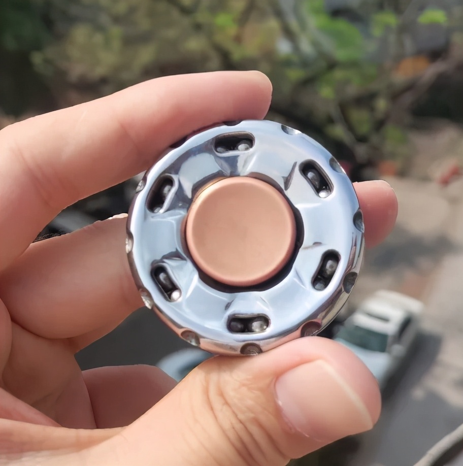 这个指尖陀螺不仅能转,还能啪啪啪?