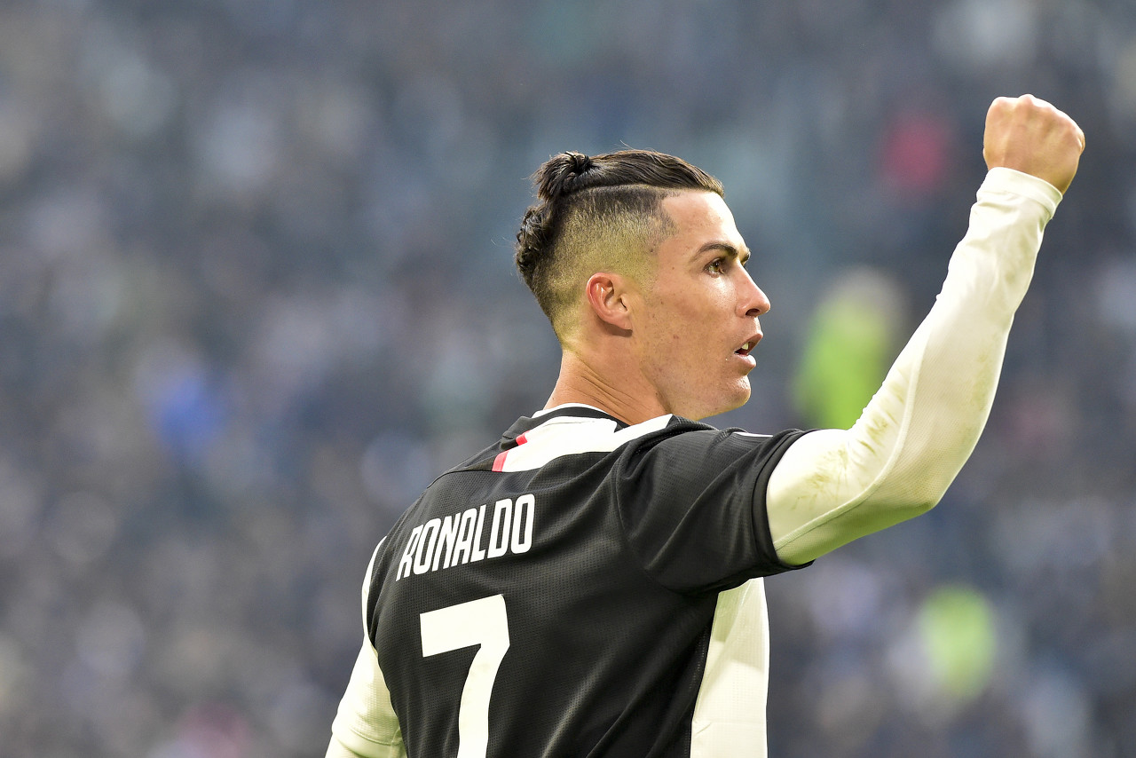 甜蜜不已！C罗深夜与女友街上拥吻庆祝，上一次也是街上拥吻