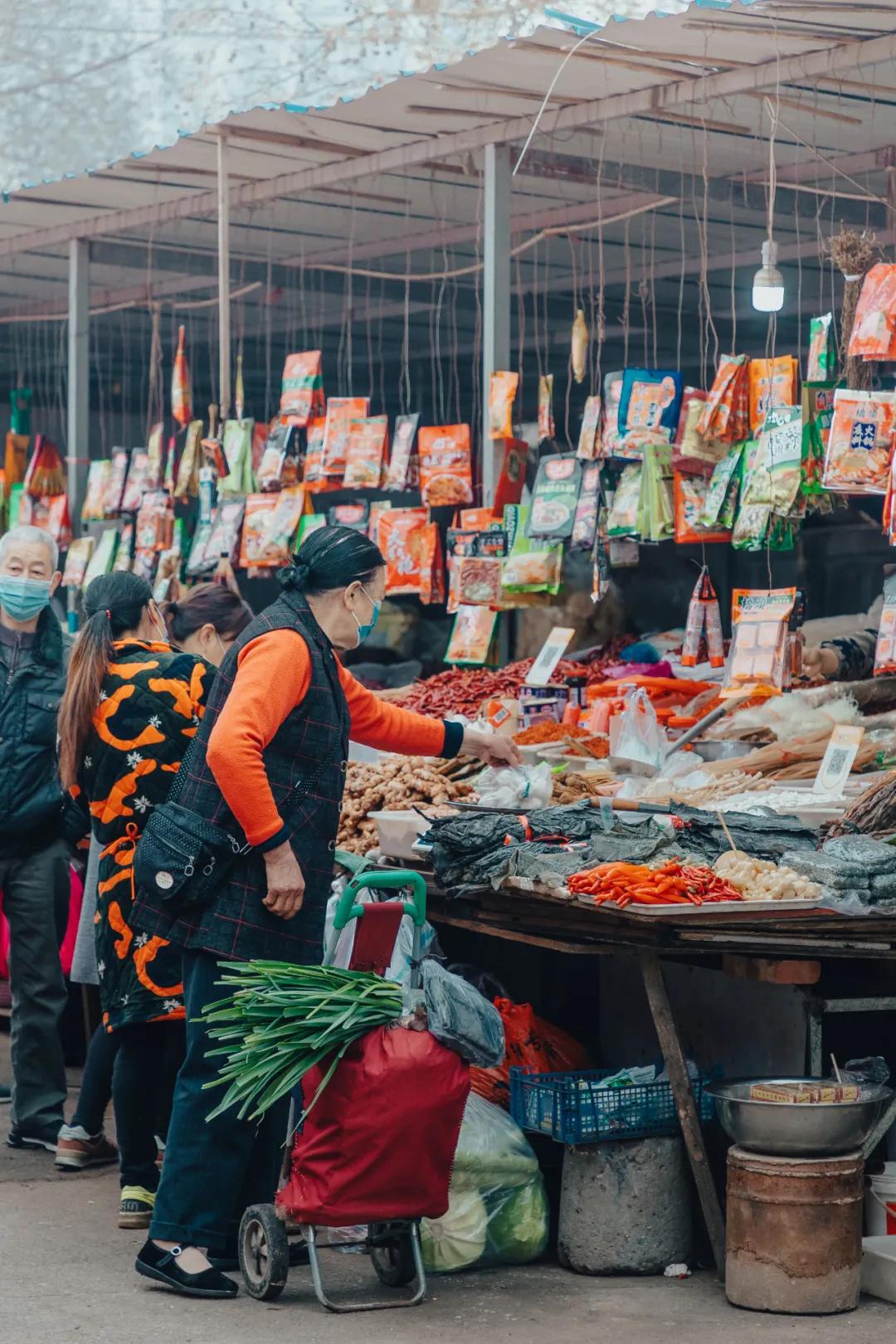 沙河边的野生菜市，是成都嬢嬢的狂欢现场