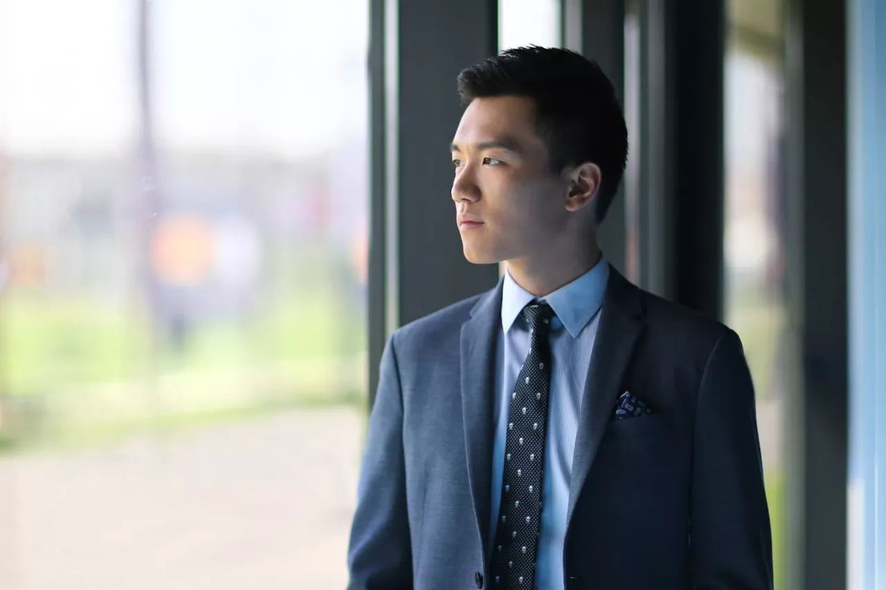 他是苏宁太子爷，与王思聪抢风头，25岁执掌国米，28岁收购家乐福