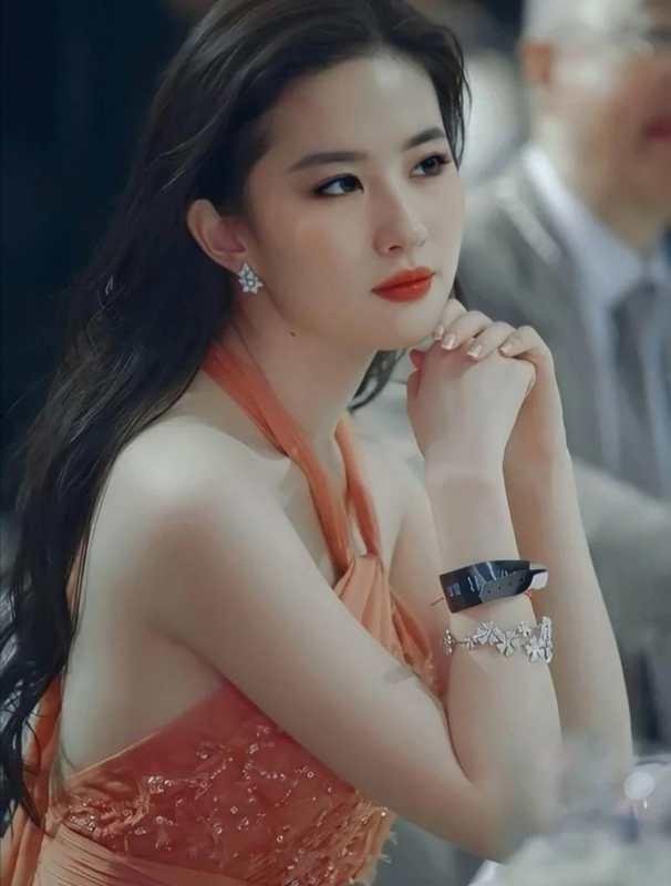 刘亦菲侧颜与迪丽热巴侧颜对比,刘亦菲脸型适合什么款式风格