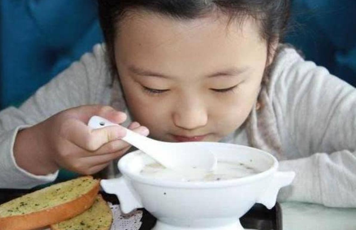 8岁孩子来大姨妈？家长就得注意了，暗示性早熟