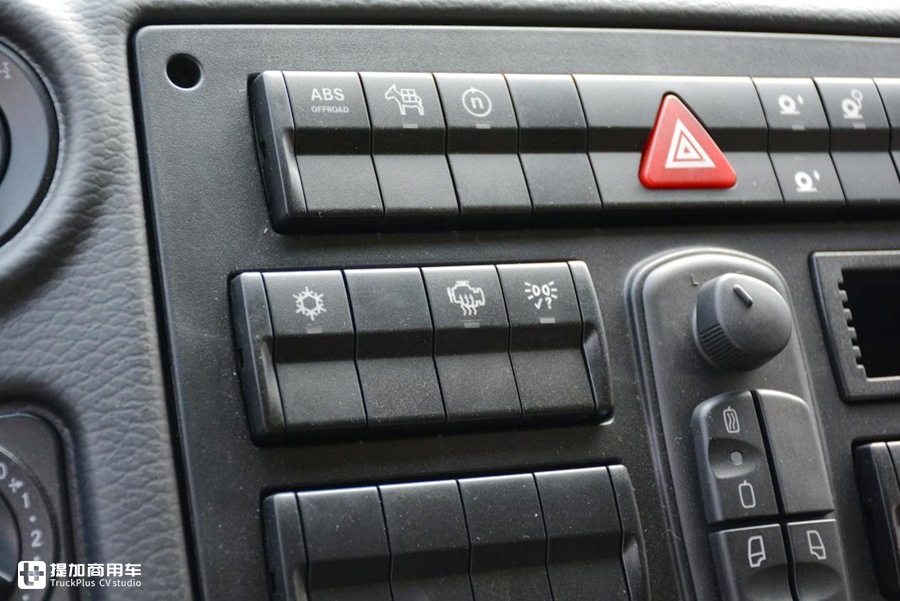 东风越野房车2021款乌尼莫克u5000,全时四驱乌尼莫克越野房车