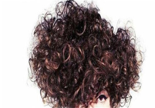 烟花烫烫完太炸了怎么补救,是钢夹烫蓬松还是烟花烫蓬松