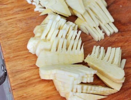 新鲜小竹笋五花肉,五花肉烧竹笋怎么做好吃又简单