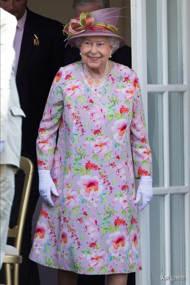 芭比娃娃变成美丽的女王仙子,芭比娃娃伊丽莎白女王