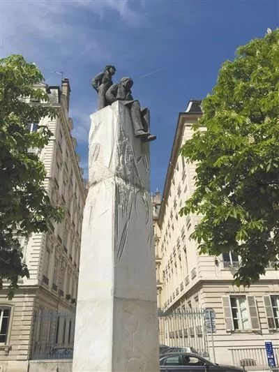 小王子这本书的作者的成长经历,小王子作者圣埃克苏的传奇一生