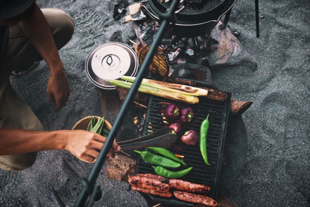 他把工作丢着，专找美景荒地吃饭：这是一天最好的时候