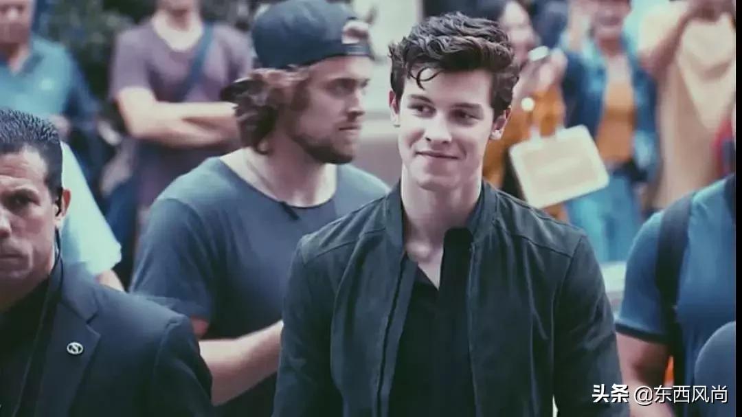 萌德确认了CK最新代言人的身份，网友呼吁裤子必须穿好！