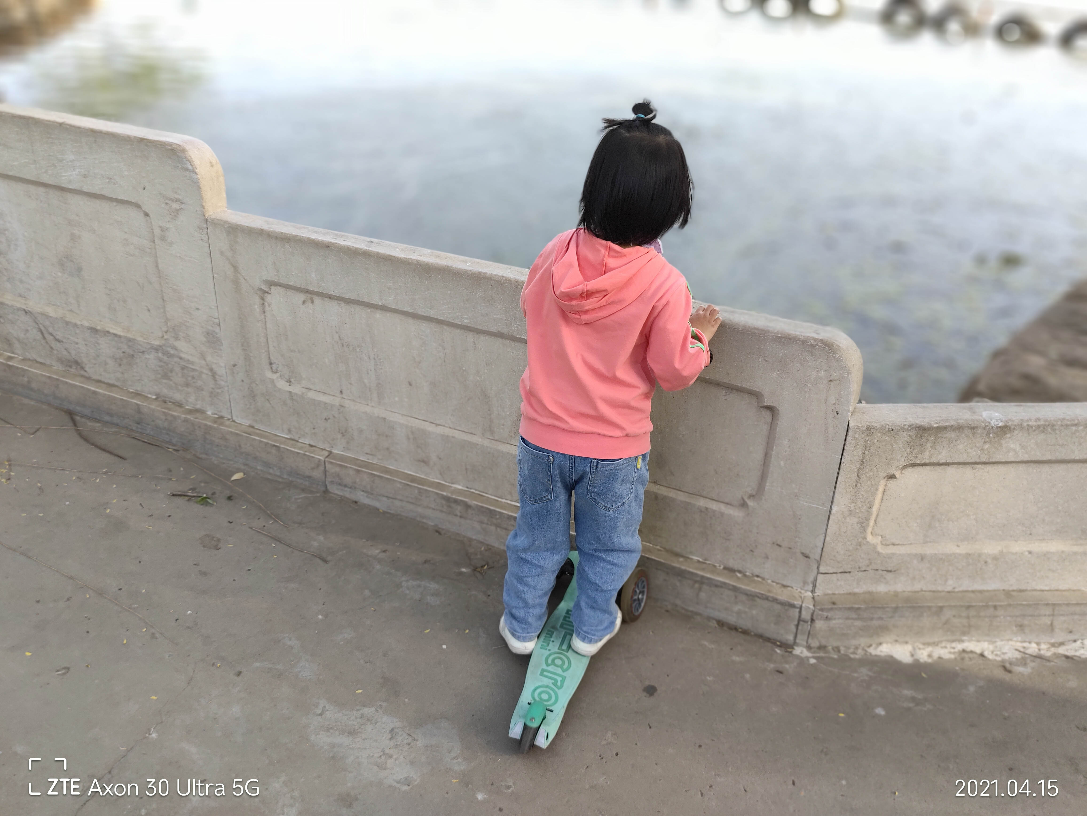 中兴axon30ultra评测屏下摄像头,中兴axon30ultra三千新机能入手吗