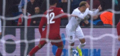 内马尔再现“彩虹过人”,指责背后蕴含桑巴足球的独特魅力