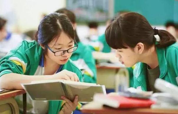 关于强制学生买近6000元平板，央视新闻白岩松点评，得到家长认可