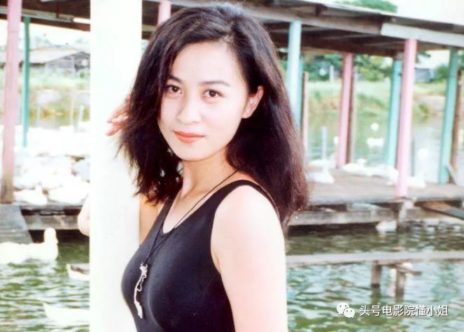 刘嘉玲54岁：经历富商绯闻和裸照风波，不生娃，靠8个字撑到今天